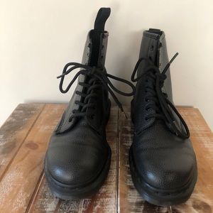 Dr. Martens All Black Pebble 1460